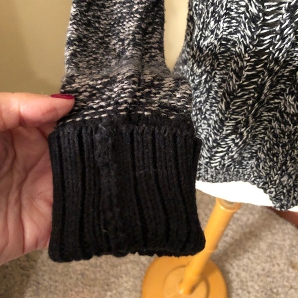 American Eagle Black and White Marled Sweater Sz XS EUC - Picture 3 of 7